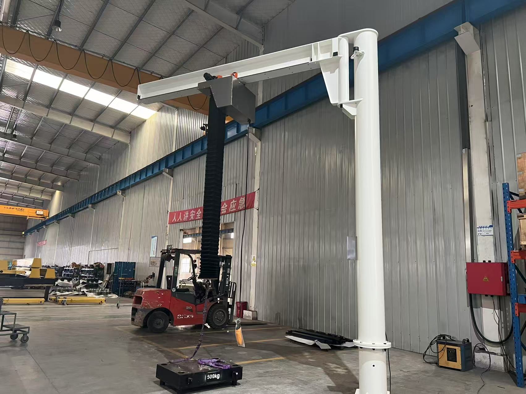 Консольный стационарный электрический кран