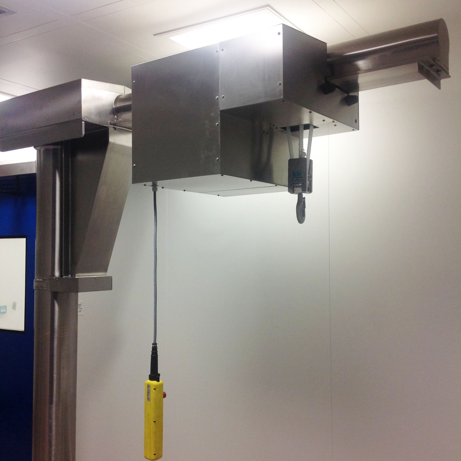 Консольный кран на колонне для чистых помещений